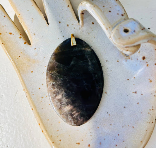 Pendentif en pierre de lune noire