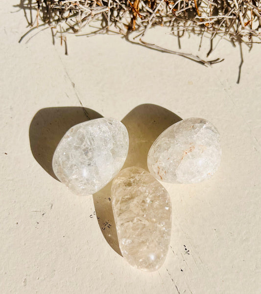 Cristal de roche fissuré, pierre roulée