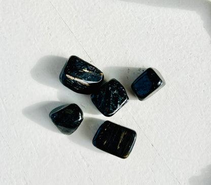 Pierre roulée en nuummite
