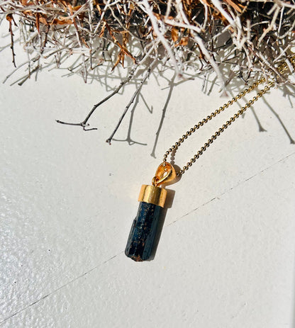 Schorl | Pendentif long en tourmaline noire | Plaqué or