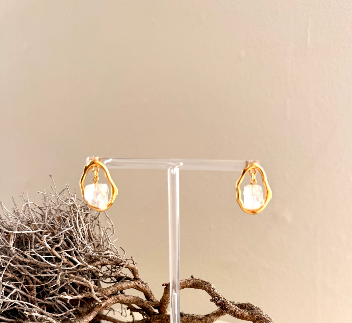 Divine Drops – 24K Gold Ohrstecker Bergkristall | Regenbogen Mondstein