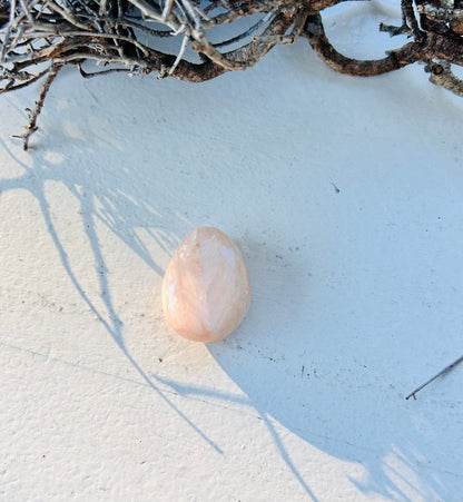 Pierre roulée en stilbite percée avec lanière en cuir