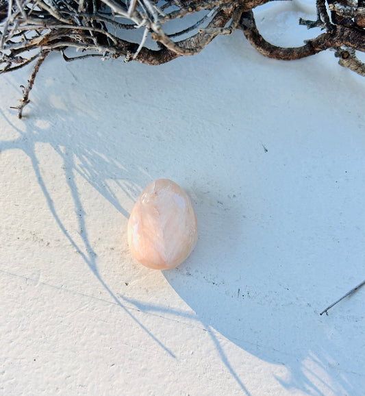 Pierre roulée en stilbite percée avec lanière en cuir