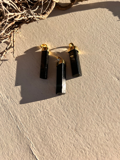 Schorl | Pendentif long en tourmaline noire | Plaqué or