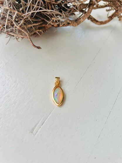 Pendentifs en opale – quatre pièces uniques