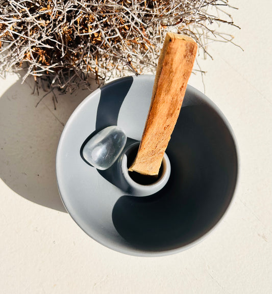 Support en céramique Palo Santo comprenant une pierre roulée Angel Aura et du bois de Palo Santo