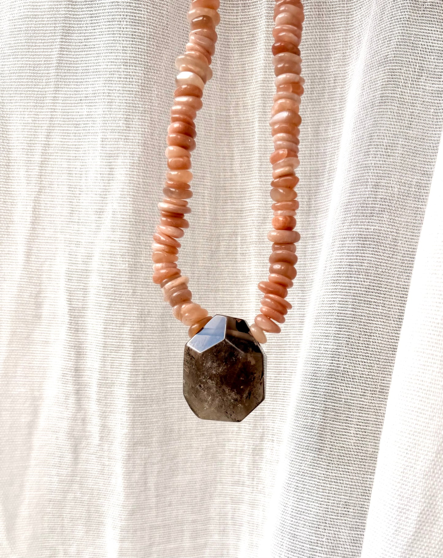 „Lunar Root“ – Mondstein & Rauchquarz Einzelstück Ketten