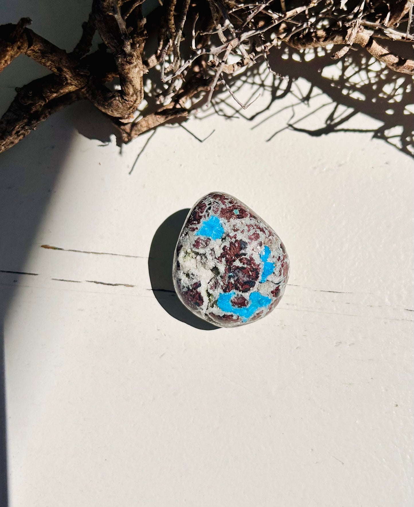 Cavansite dans une pierre roulée de scolécite