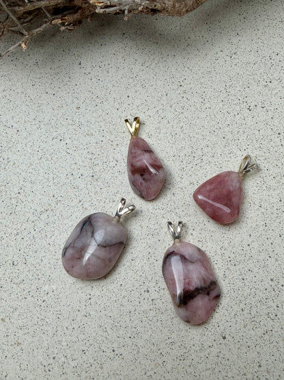 Collier pendentif en quartz fraise