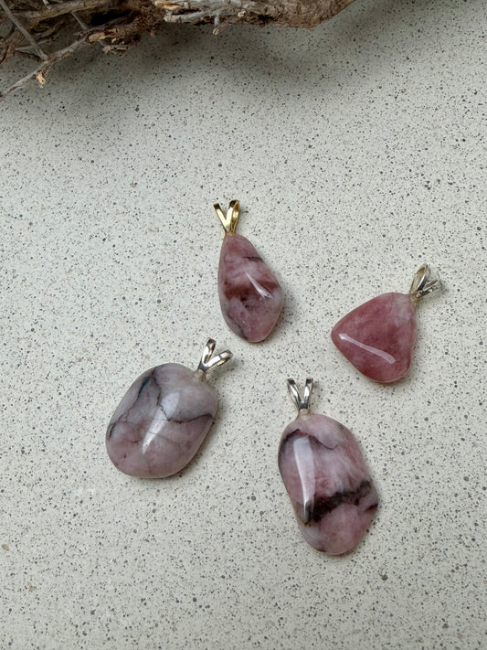 Collier pendentif en quartz fraise