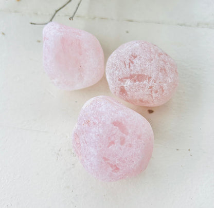 Ensemble de pierres à eau en quartz rose | pierres roulées