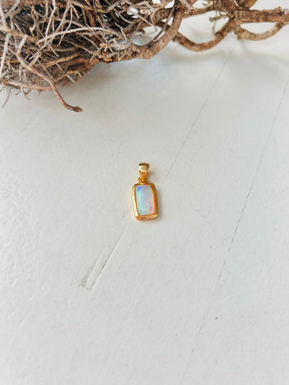 Pendentifs en opale – quatre pièces uniques