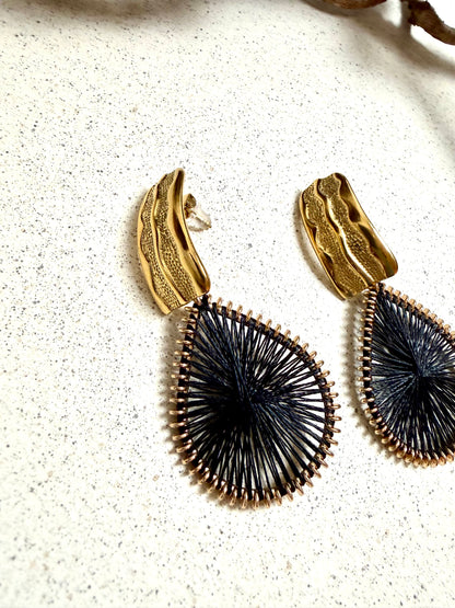 NOIRÉ – facettierte Statement-Ohrringe (Unikat)