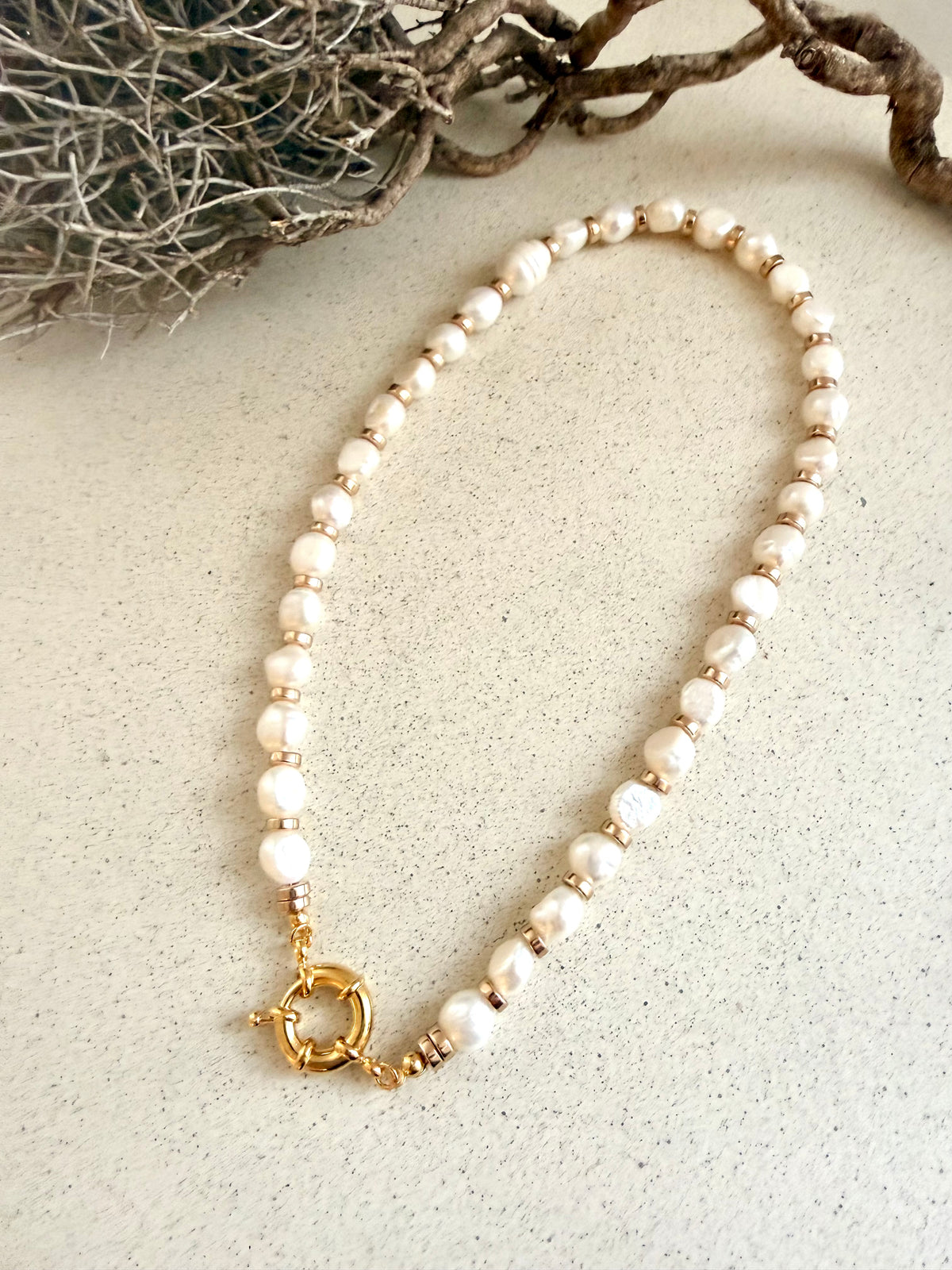MIRELLA handgemachte Süßwasserperlenkette mit Gold-Details von HejLuna