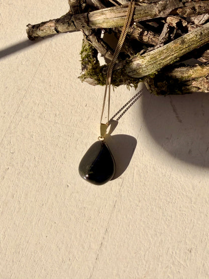 Collier pendentif en jade noir