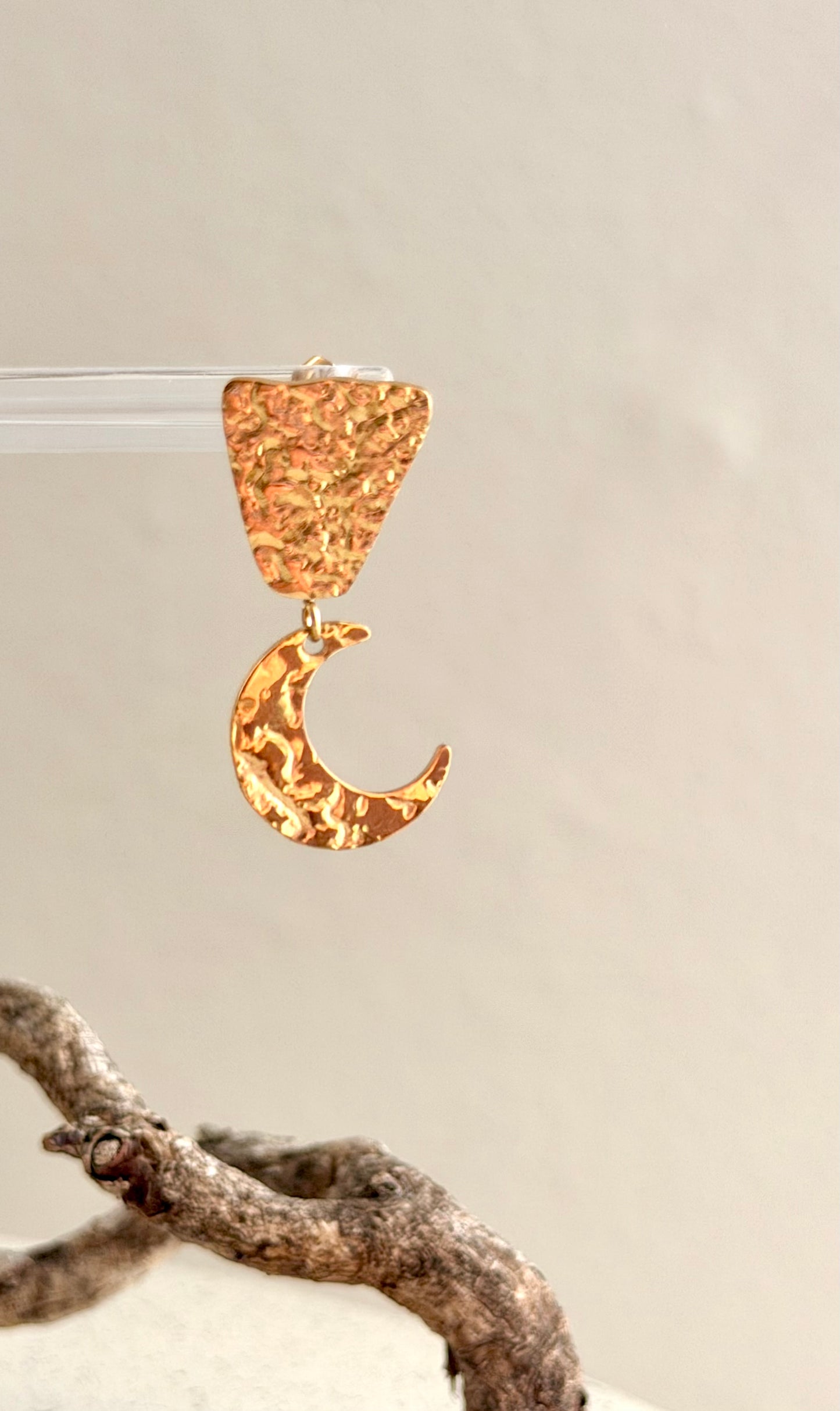 Gehämmerte Oberflächenstruktur der Ohrringe Pure Luna mit Halbmond Anhänger gold