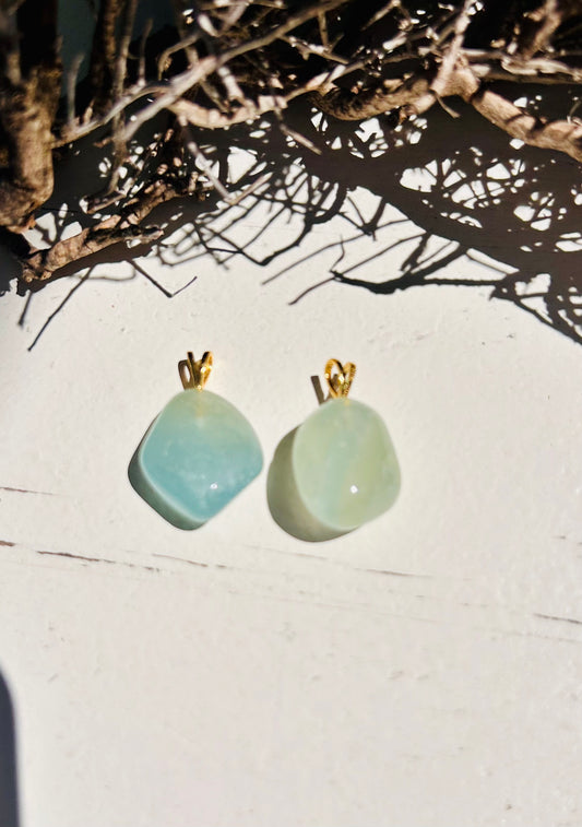 Pendentif en calcite aquatine lémurienne