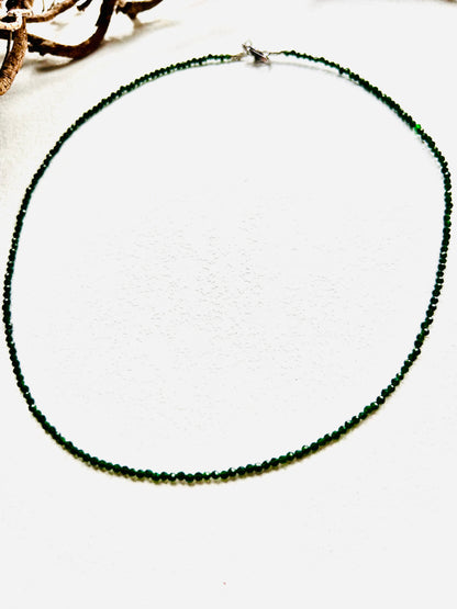 Collier en diopside chromé – perles facettées d'environ 2 mm