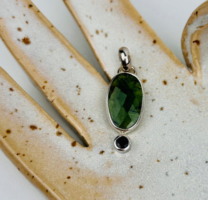 Collier pendentif en moldavite et spinelle | Édition limitée