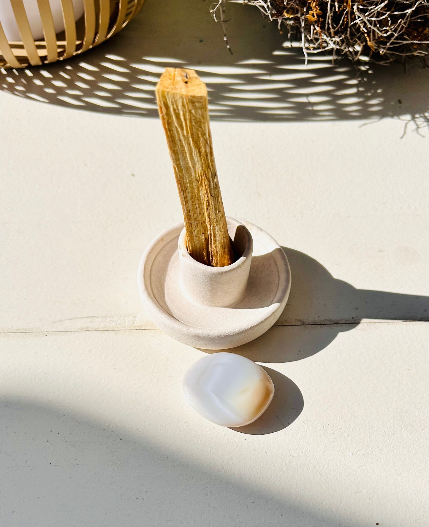 Harmonie et protection - Support en argile Palo Santo avec pierre de protection en agate