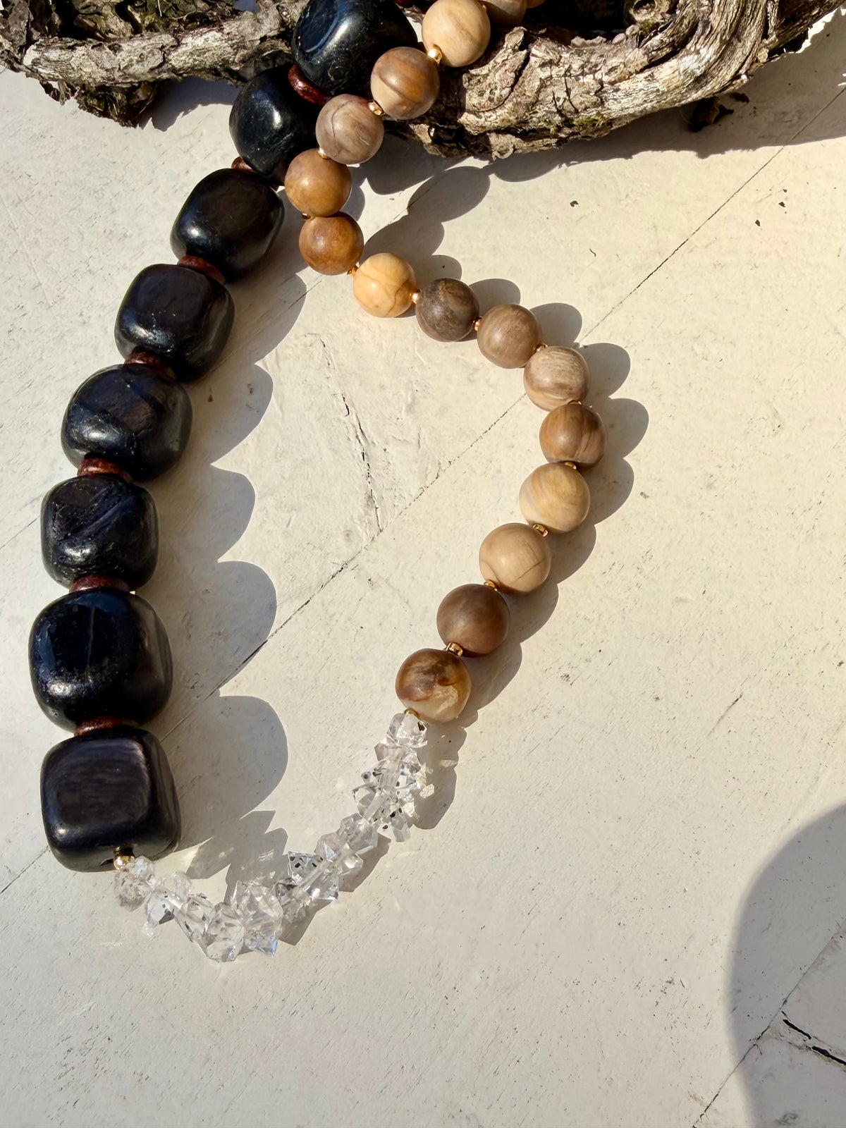 Gaia – Absolute Unikate | Kette (50 cm) & Armband (bis 19 cm) aus Herkimer Diamant, Hypersthen & Versteinertem Holz