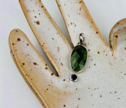 Collier pendentif en moldavite et spinelle | Édition limitée
