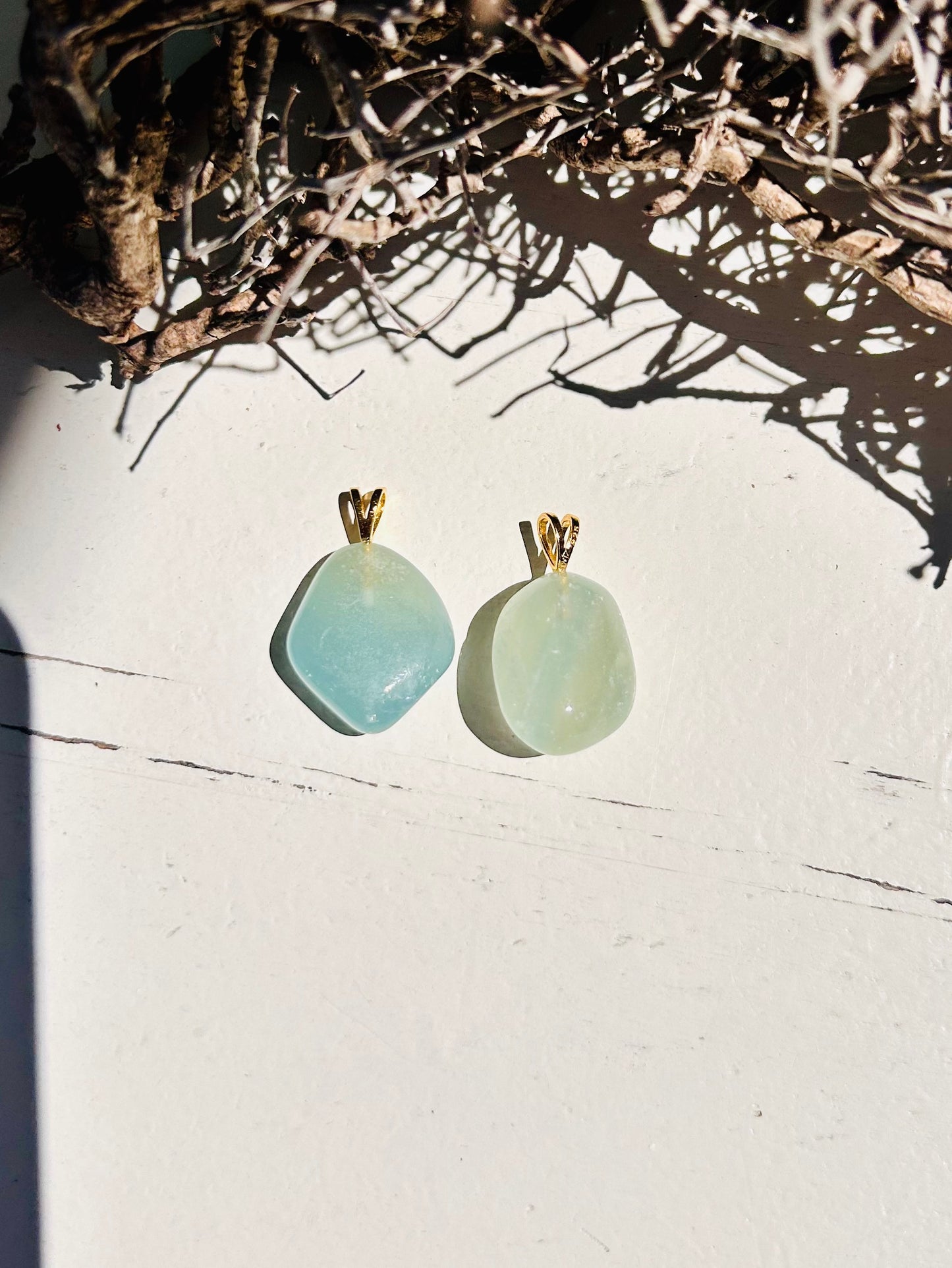 Pendentif en calcite aquatine lémurienne