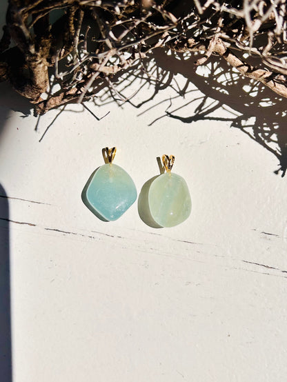 Pendentif en calcite aquatine lémurienne