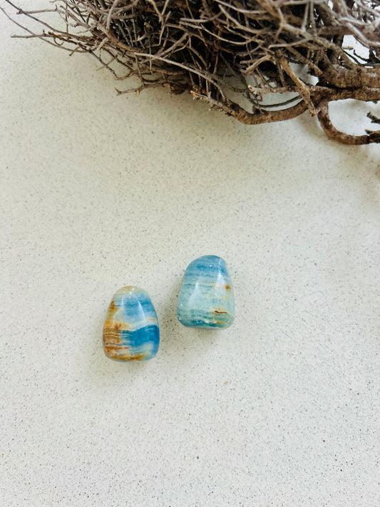 Pierre roulée d'aragonite percée avec lanière en cuir