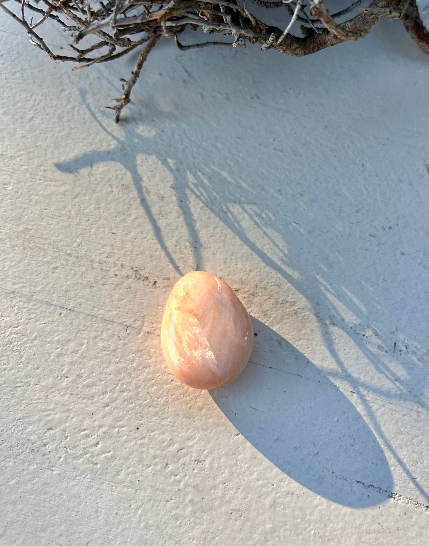 Pierre roulée en stilbite percée avec lanière en cuir