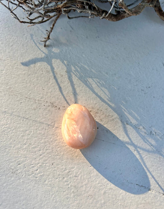 Pierre roulée en stilbite percée avec lanière en cuir