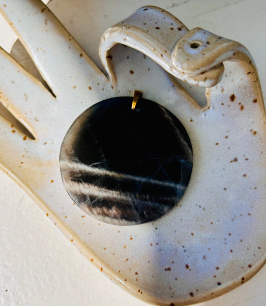 Pendentif en pierre de lune noire