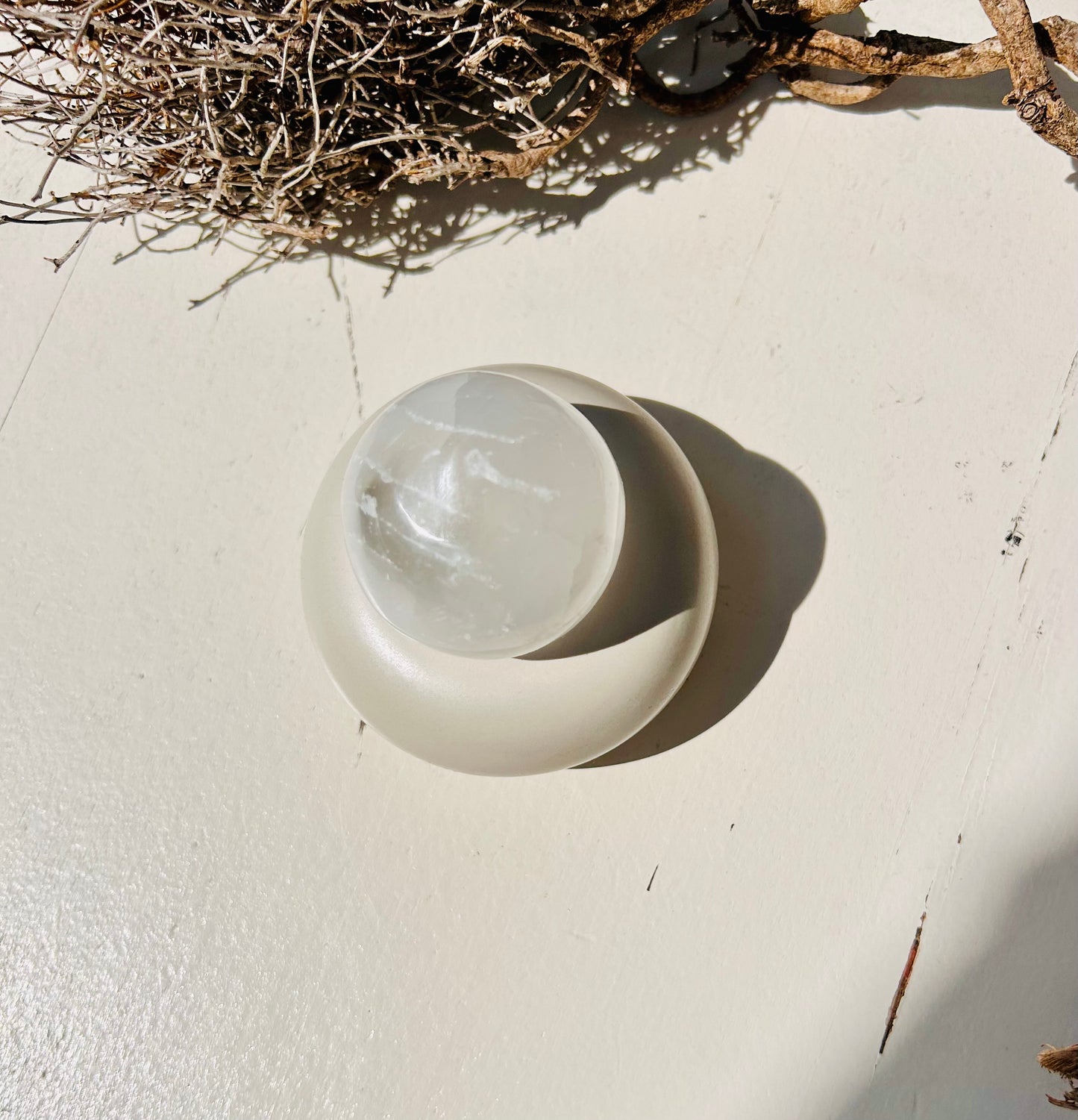 Support de boule en céramique avec boule de sélénite