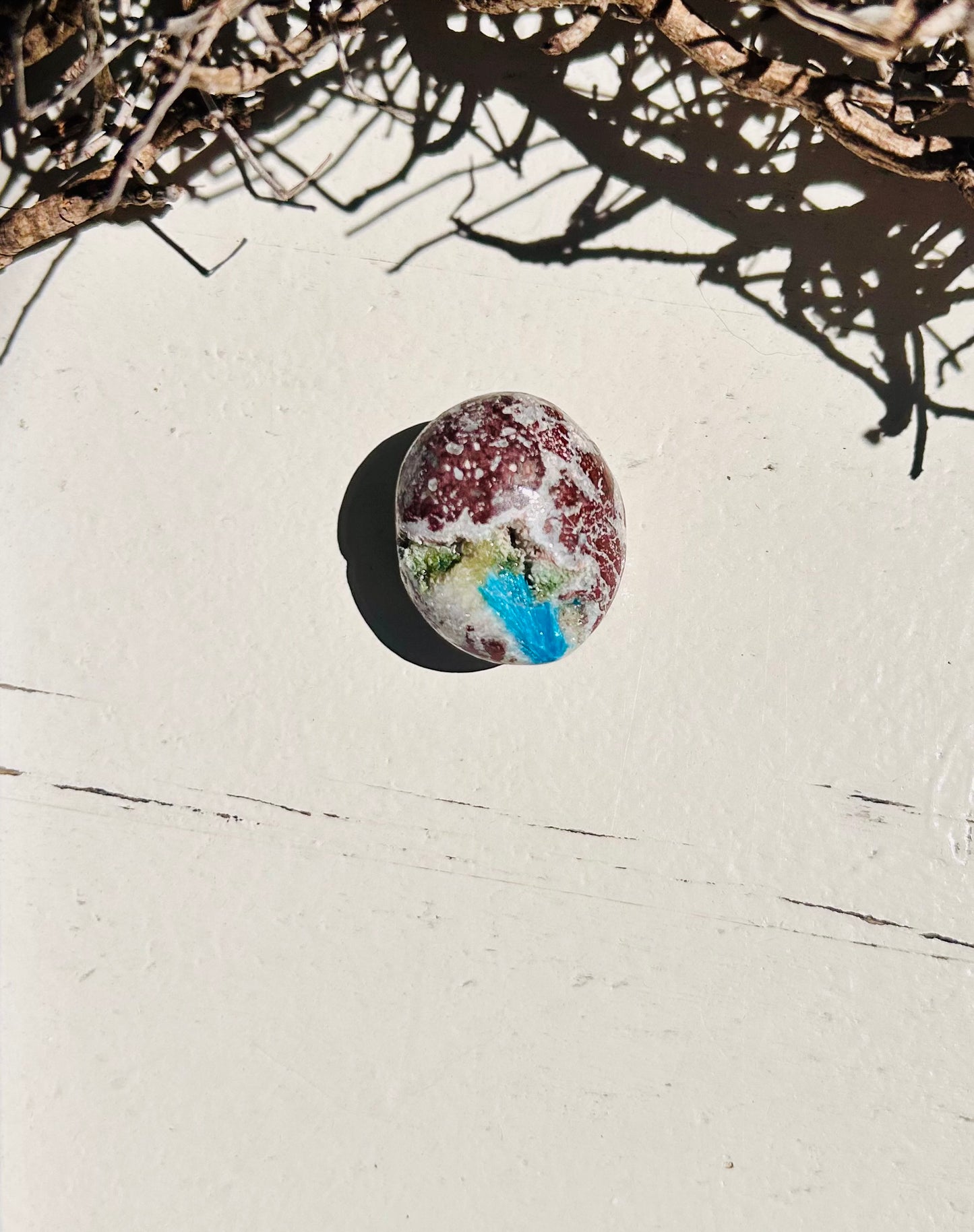 Cavansite dans une pierre roulée de scolécite