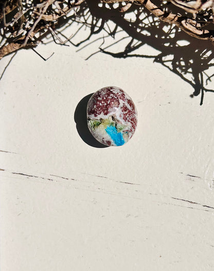 Cavansite dans une pierre roulée de scolécite