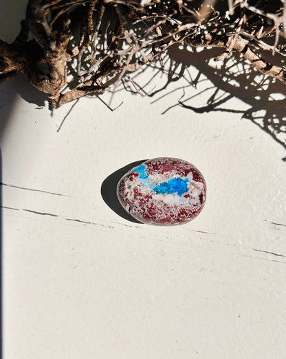 Cavansite dans une pierre roulée de scolécite