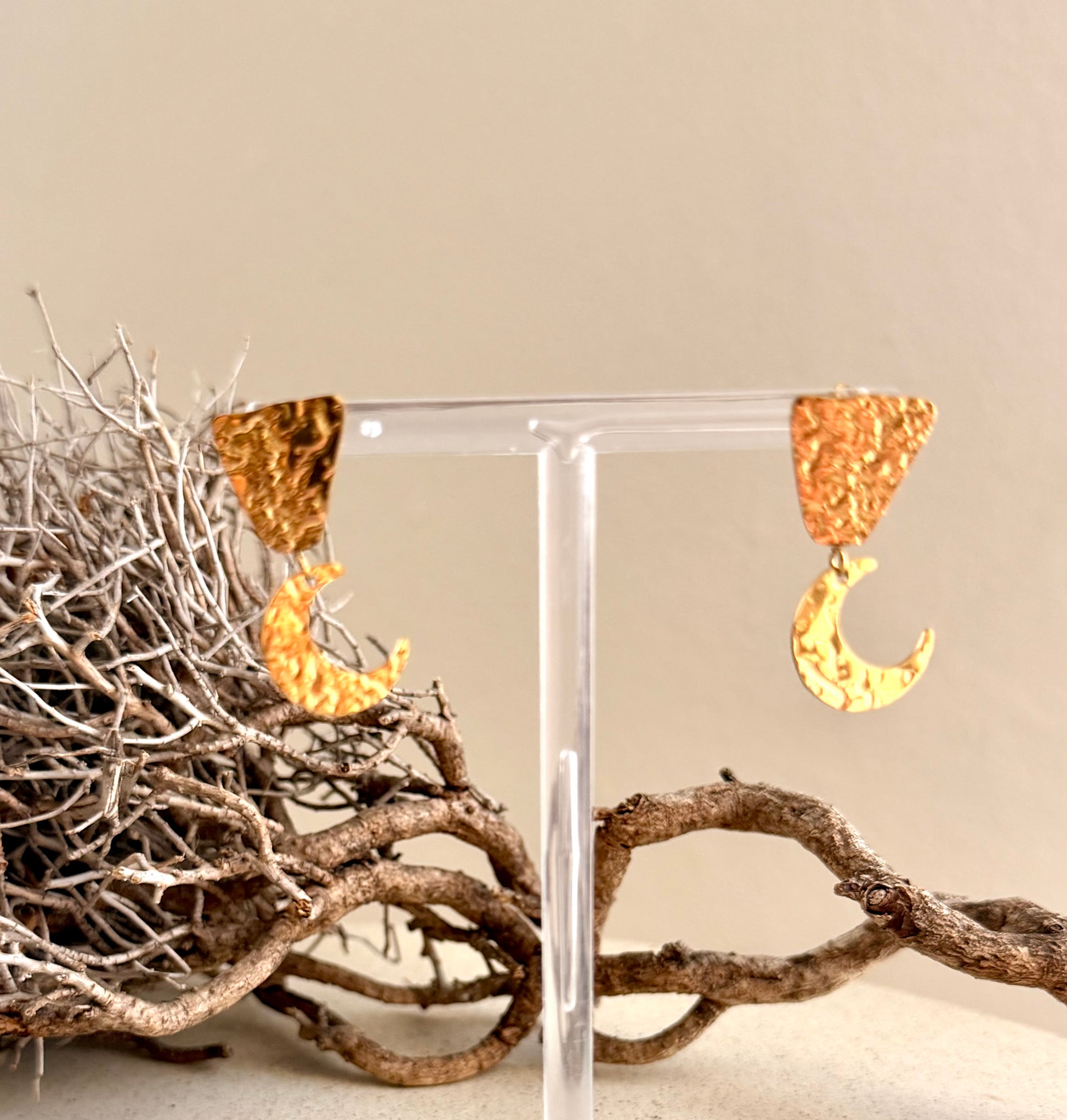 Goldene Ohrstecker Pure Luna gehämmerte Trapezform mit Halbmond Charm aus Edelstahl 316L