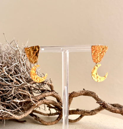 Goldene Ohrstecker Pure Luna gehämmerte Trapezform mit Halbmond Charm aus Edelstahl 316L