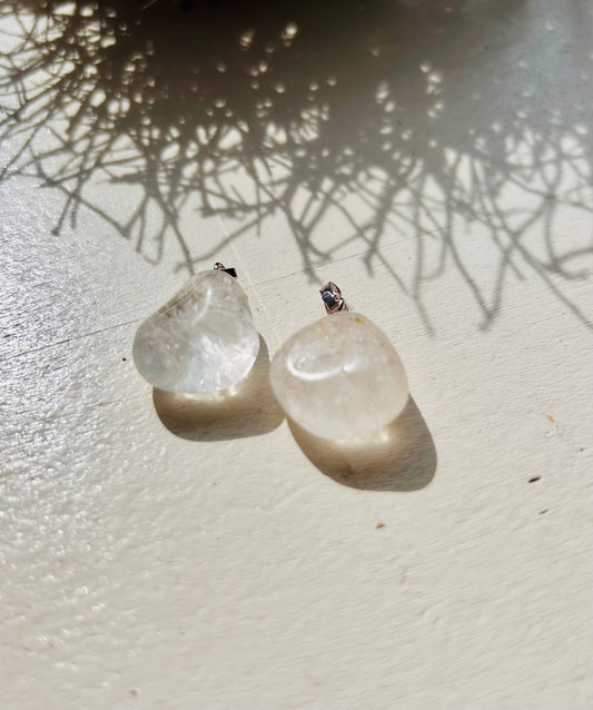Pendentif en pierre roulée d'azéztulite transparente