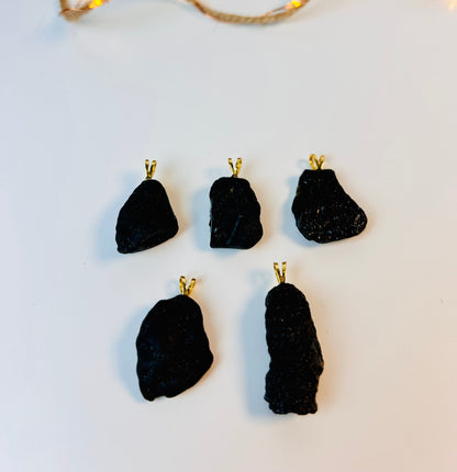 Collier pendentif en tectite avec œillet en argent et plaqué or