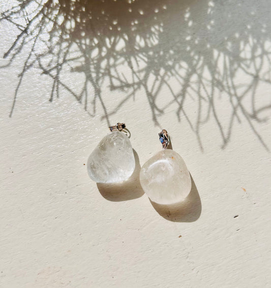 Pendentif en pierre roulée d'azéztulite transparente
