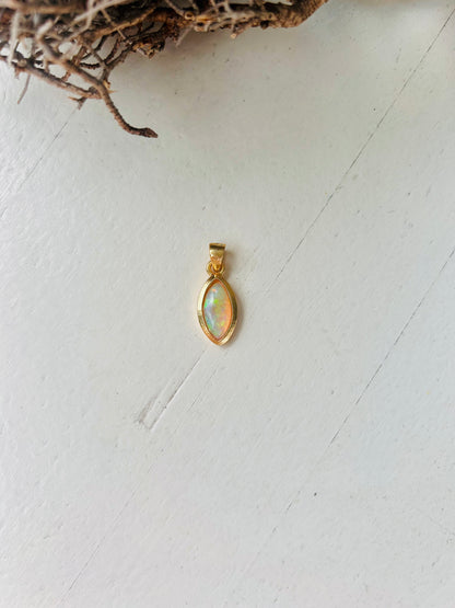 Pendentifs en opale – quatre pièces uniques