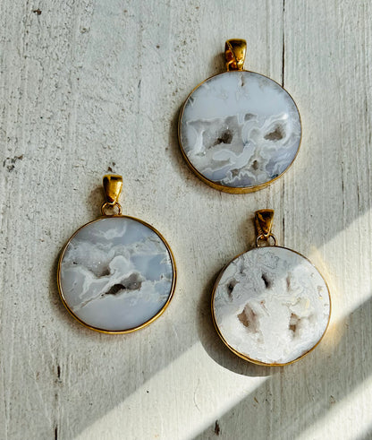 Pendentif en agate druzy blanche | or