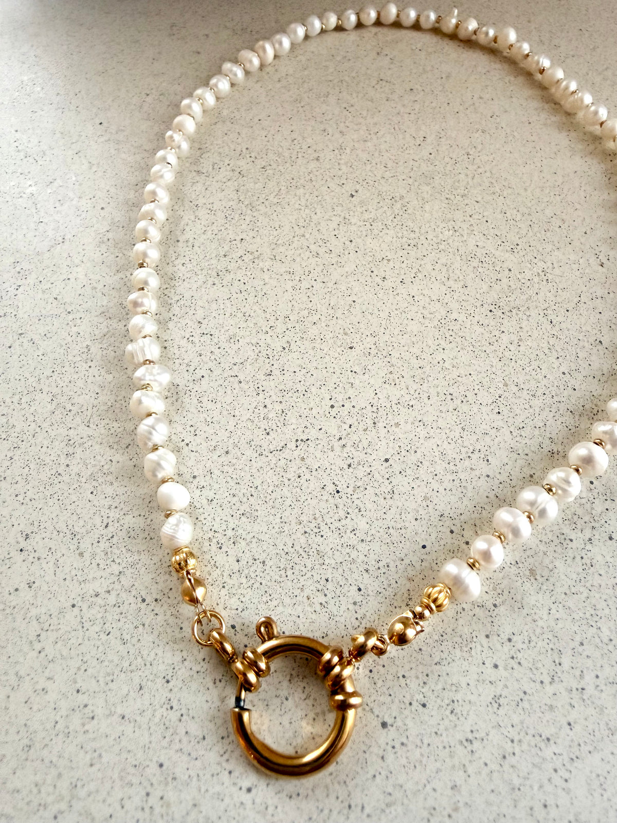Handgemachte Süßwasserperlenkette als Layering-Schmuck