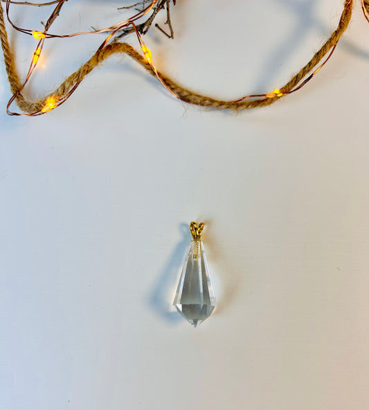 Pendentif en cristal de roche facetté
