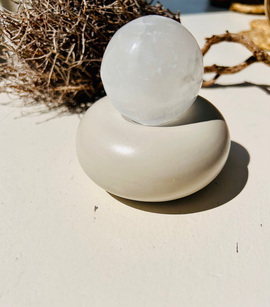 Support de boule en céramique avec boule de sélénite