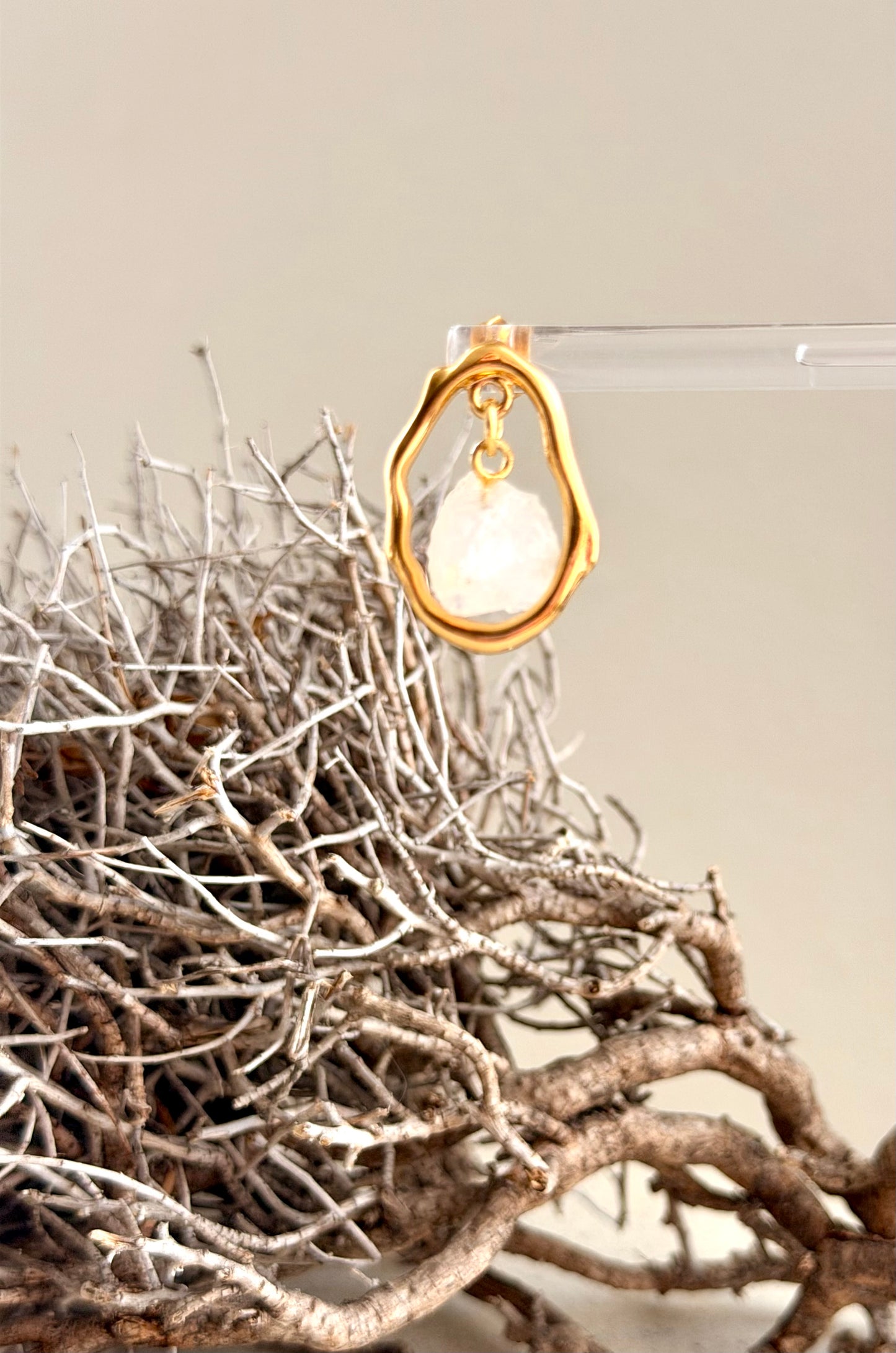 Divine Drops – 24K Gold Ohrstecker Bergkristall | Regenbogen Mondstein