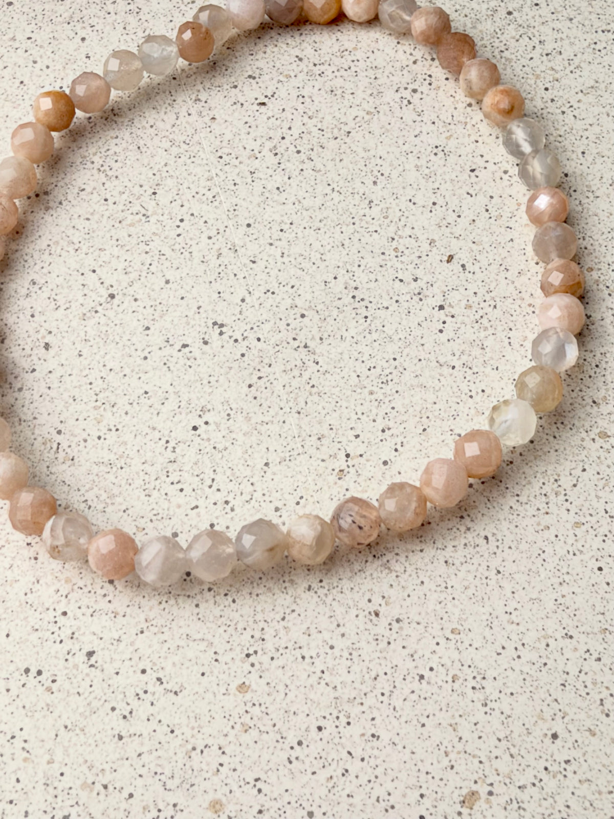 Mondstein Armband hell | Sanftes Licht für dein Handgelenk