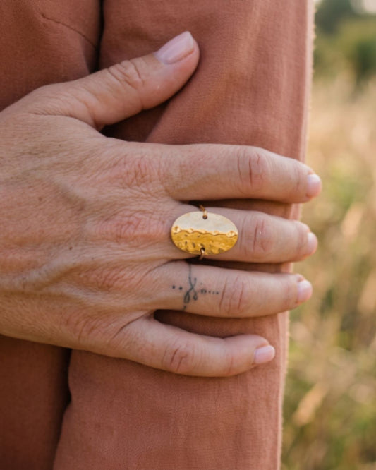 Goldener ovaler Edelstahlring am Finger
