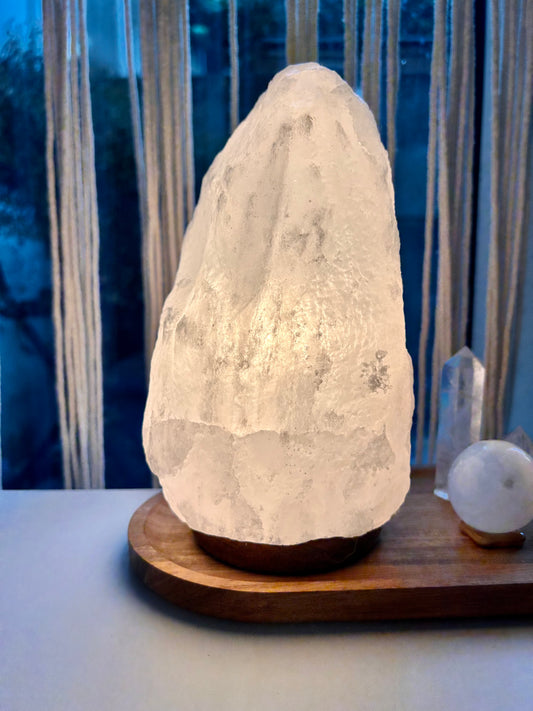 Lampe de sel blanche sur socle en bois